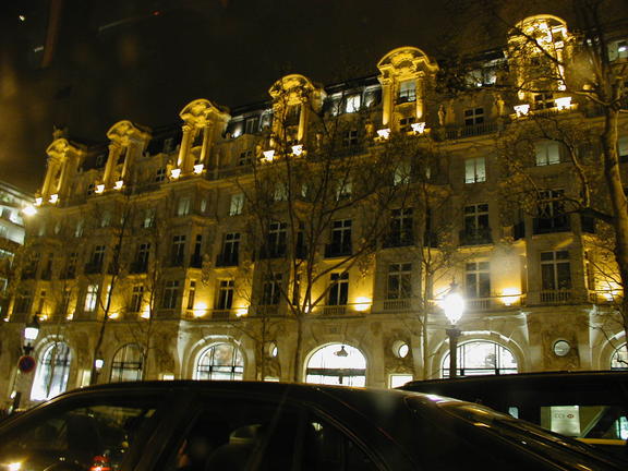 pariz nocna budova